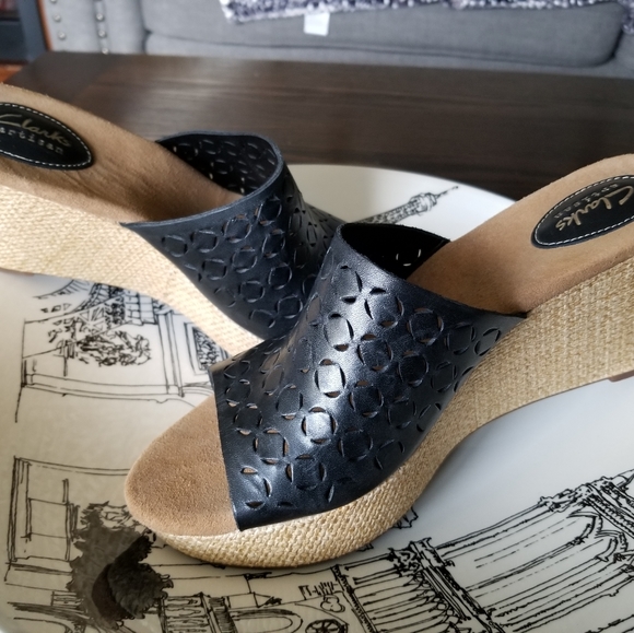 Brand new Clarks super comfy - Picture 3 of 4